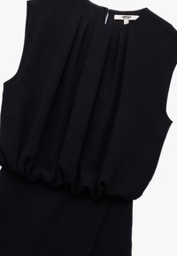 Zwarte jurk met mouwloos ontwerp, voorzien van verticale plooien bij het lijfje en een geraffineerde taille voor een ontspannen silhouet. Glad stoftextuur.