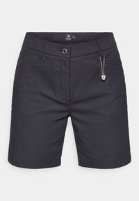 Pantaloni scurți de culoare gri închis, realizati dintr-un material neted și elastic. Caracteristici includ buzunare frontale, închidere cu nasture și un detaliu decorativ sub formă de lanț.