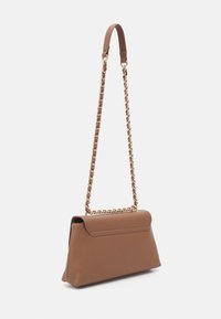 Borsa a tracolla in pelle marrone con catena dorata, forma rettangolare e chiusura a patta pieghevole. Texture liscia con dettagli minimi.