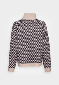 Sweter wykonany na drutach z wysokim kołnierzem, ozdobiony geometrycznym wzorem w kolorach granatowym i kremowym, z prążkowanymi mankietami i luźnym krojem.