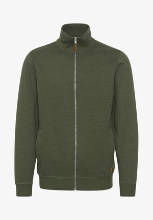 Oliva zöld, cipzáros dzseki magas gallérral, puha anyagból készült, oldalsó zsebekkel és bordás mandzsettával valamint szegéllyel rendelkezik.