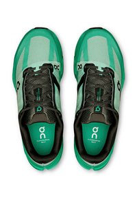 Türkisfarbene und schwarze Laufschuhe mit einem Obermaterial aus Mesh, ausgestattet mit Schnürsenkeln, einem strukturierten Design und der Marke "Cloudsurfer Next" im Inneren.