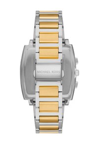 Twee- kleurige zilveren en gouden metalen horlogeband met rechthoekige schakels en een gegraveerde sluiting met de tekst "Michael Kors."