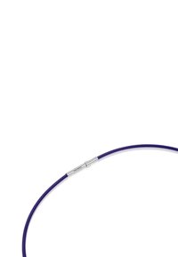 Cavo flessibile viola con una superficie liscia e connettore metallico, caratterizzato da una forma cilindrica elegante nel punto di giunzione.