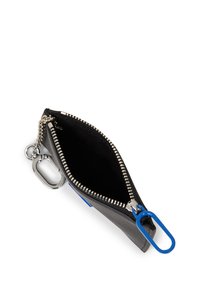 Estuche negro con cremallera y herrajes plateados, tirador de cremallera azul y un accesorio de cadena. El interior está forrado con tela negra.
