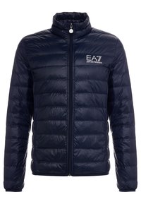Námořnická puffer bunda s vysokým límcem, horizontálním prošíváním, zapínáním na zip a logem EA7 na levé hrudi. Hladká textura.