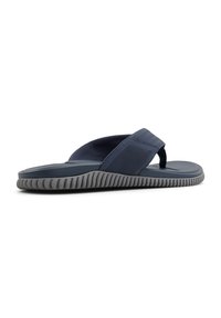 Marineblaue Flip-Flops mit einem strukturierten Riemen, gepolsteter Sohle und einer flexiblen grauen Außensohle mit rippierter Struktur für besseren Grip.