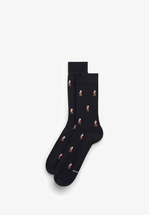 Marineblaue Baumwollsocken mit glatter Textur, die wiederholt kleine gestickte Zeichen in Rot und Grün sowie braune Stiefel zeigen.