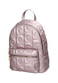 Zaino trapuntato rosa a forma arrotondata, con un motivo a spirale testurizzato, zip color oro e una tasca frontale per ulteriore spazio di archiviazione.