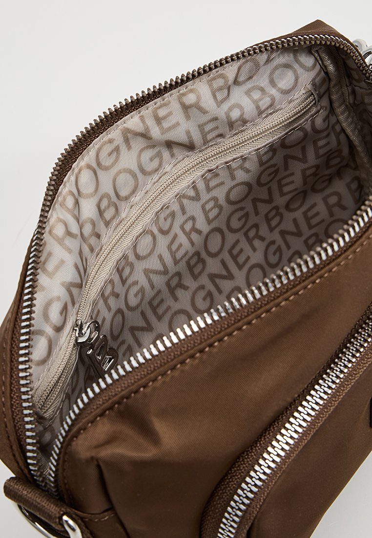 Borsa in tessuto marrone con chiusura a zip. L'interno presenta una fodera beige con un motivo a logo ripetuto e un ulteriore scomparto con zip.