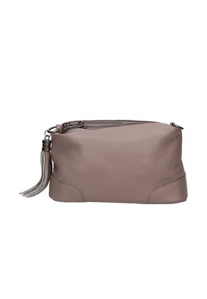 Taupekleurige leren rechthoekige pouch met een metalen ritssluiting en een kwastje als trekker, tegen een witte achtergrond.