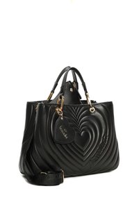 Borsa a mano in pelle nera con design a cuore trapuntato, hardware dorato, ciondolo staccabile e manici doppi. Include una tracolla rimovibile.
