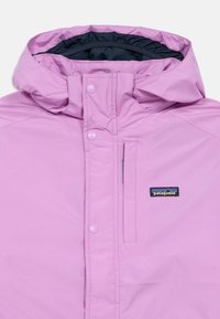 Ružová nepremokavá bunda s vreckom na zips na hrudi, zapínaním na gombíky a veľkou kapucňou. Obsahuje kontrastnú podšívku a nášivku s logom na prednej strane.