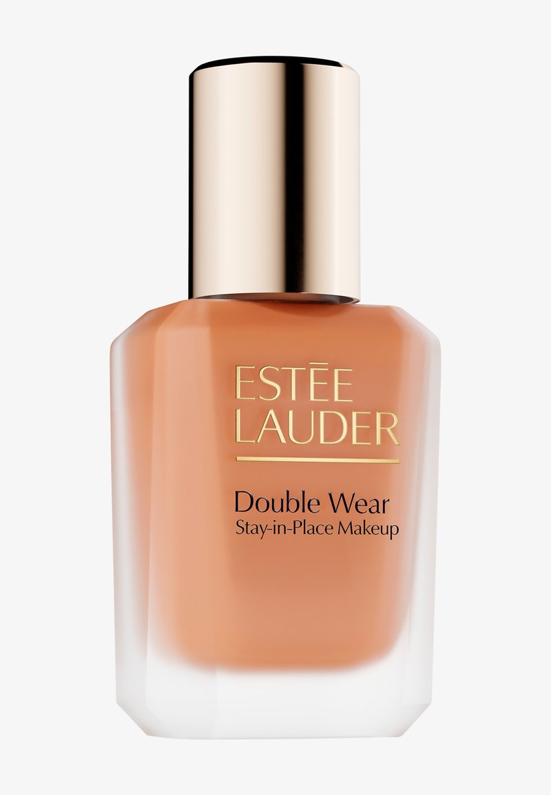Fond de teint Estee Lauder Double Wear dans un flacon angulaire en verre ambré avec un capuchon doré et un texte noir sur une étiquette blanche.