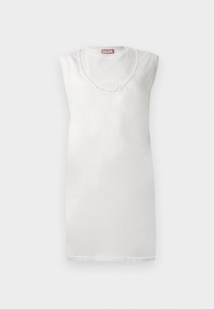 Baltos spalvos suknelė be rankovių, pagaminta iš minkštos medžiagos, su apvalia iškirpte ir dekoratyviniu perlų pavidalo papuošimu krūtinės srityje.