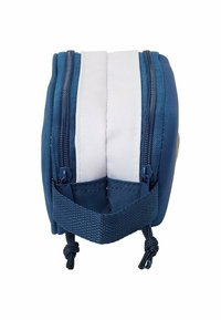 Niebieska tkaninowa saszetka z białym paskiem, wyposażona w podwójne zamki błyskawiczne i plecioną rączkę. Gładka tekstura, kompaktowy rozmiar i praktyczny design.