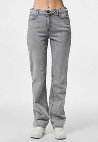 Pelēki džinsi ar taisnu griezumu, piecām kabatām, pogu aizdari un vieglu izbalējumu. Pabeigti ar redzamām vīlēm un klasisku jostasvietu.