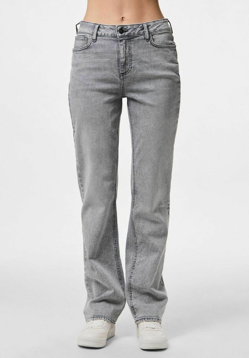 Pelēki džinsi ar taisnu griezumu, piecām kabatām, pogu aizdari un vieglu izbalējumu. Pabeigti ar redzamām vīlēm un klasisku jostasvietu.