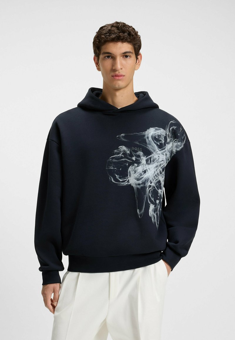 Felpa con cappuccio blu navy in misto cotone, caratterizzata da una grande stampa astratta bianca sul davanti, con vestibilità rilassata e polsini e fondo a coste.