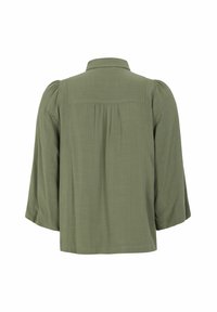 Blusa verde oliva con colletto, maniche 3/4 a sbuffo e dettaglio plissettato sul retro. Realizzata in un tessuto leggero e liscio.