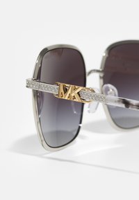 Michael Kors CADIZ - Ochelari de soare - shiny silver-coloured/navy