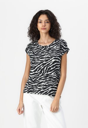 Zwart-wit gestreepte shirt met korte mouwen, ronde halslijn, zachte textuur, gecombineerd met lichtgekleurde wijde broek.