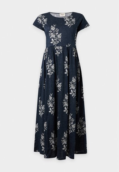 Robe longue bleu marine à manches courtes avec motif floral blanc, corsage ajusté et jupe ample froncée.