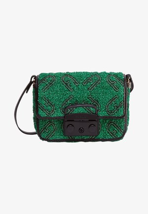 Zielona torebka na ramię z fakturą i czarnym geometrycznym wzorem, czarne skórzane wykończenia oraz czarne metalowe zapięcie na białym tle.