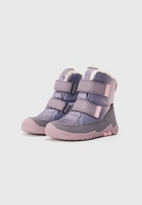 Lila und rosa Kinderstiefel mit zwei Klettverschlüssen, einem Kunstfellkragen, gummierter Sohle und wasserdichtem Obermaterial.