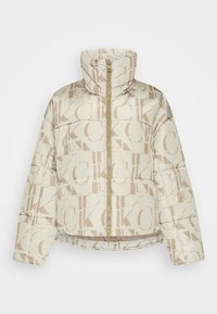 Ljust beige puffjacka med en glansig yta, som har ett upprepande logomönster, hög krage och frontdragkedja.