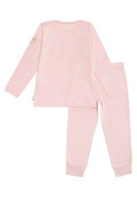 Conjunto de pijama rosa que incluye una camiseta de manga larga con estampado de elefante y un pequeño parche de oso, acompañado de pantalones ajustados a juego. Material de algodón suave.