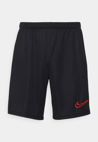 Svarta träningsshorts i lättviktig tyg, med en elastisk midja och en framträdande röd Nike-logotyp på nedre vänstra sidan.