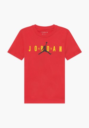 Červené bavlněné tričko s žlutou a černou grafikou "JORDAN" a siluetou skákající postavy. Klasický střih s kulatým výstřihem.