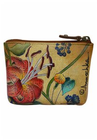 Bloemenportemonnee met ritssluiting van bruin materiaal, versierd met rode lelies en blauwe accenten, met een gestructureerd oppervlak en een bruine ritssluiting.