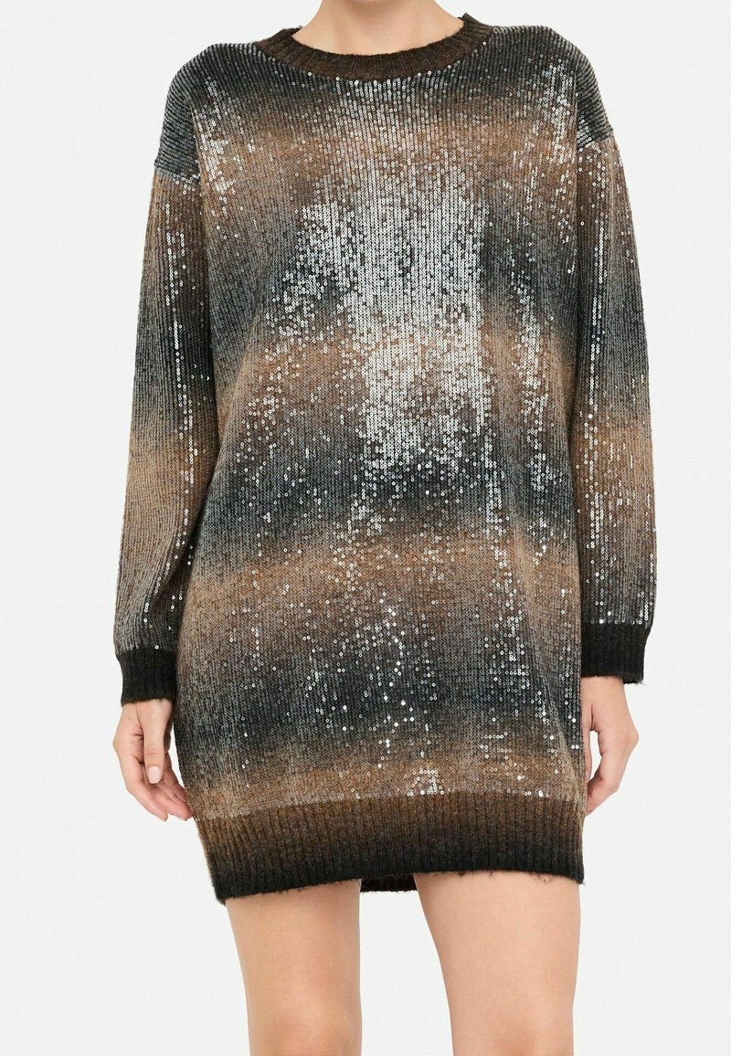 Robe pull à manches longues en tissu tricot dégradé marron, noir et gris avec des sequins argentés éparpillés.