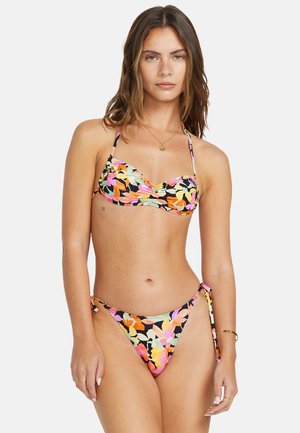 Kwiatowy bikini z wielokolorowymi kwiatami na czarnym tle, z marszczonym topem bandeau i dołami z wiązaniem po bokach. Gładka faktura.