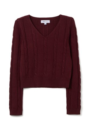 Bordeaux cropped sweater met een V-hals, voorzien van een kabelbreistructuur en ribgebreide mouw- en onderboorden voor extra detail. Zacht breimateriaal.