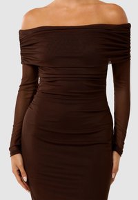Robe marron, décolettée, avec de longues manches froncées. Fabriquée en tissu doux et extensible ; texture lisse ; silhouette ajustée.