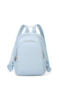 Zaino in pelle sintetica blu chiaro con bordi arrotondati, compartimenti a doppia cerniera, frontale piatto e spallacci. Dettagli in metallo oro.