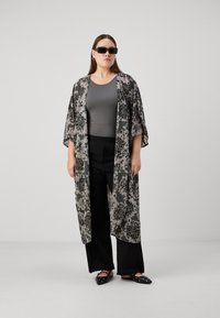 ONLY Carmakoma CARMELDON HOWDY LIFE 3/4 KIMONO  - Leichte Jacke - black