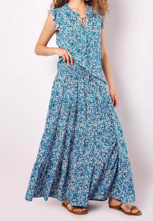 Maxi-jurk met een blauwe achtergrond en roze en witte bloemen, mouwloos met gerimpelde randen en een aangesloten tailleband.