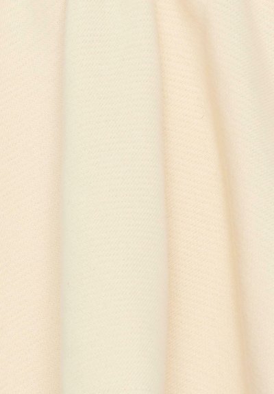 Roomkleurige stof met een zachte, gestructureerde oppervlakte. Het materiaal lijkt geweven met een subtiel patroon en valt soepel.