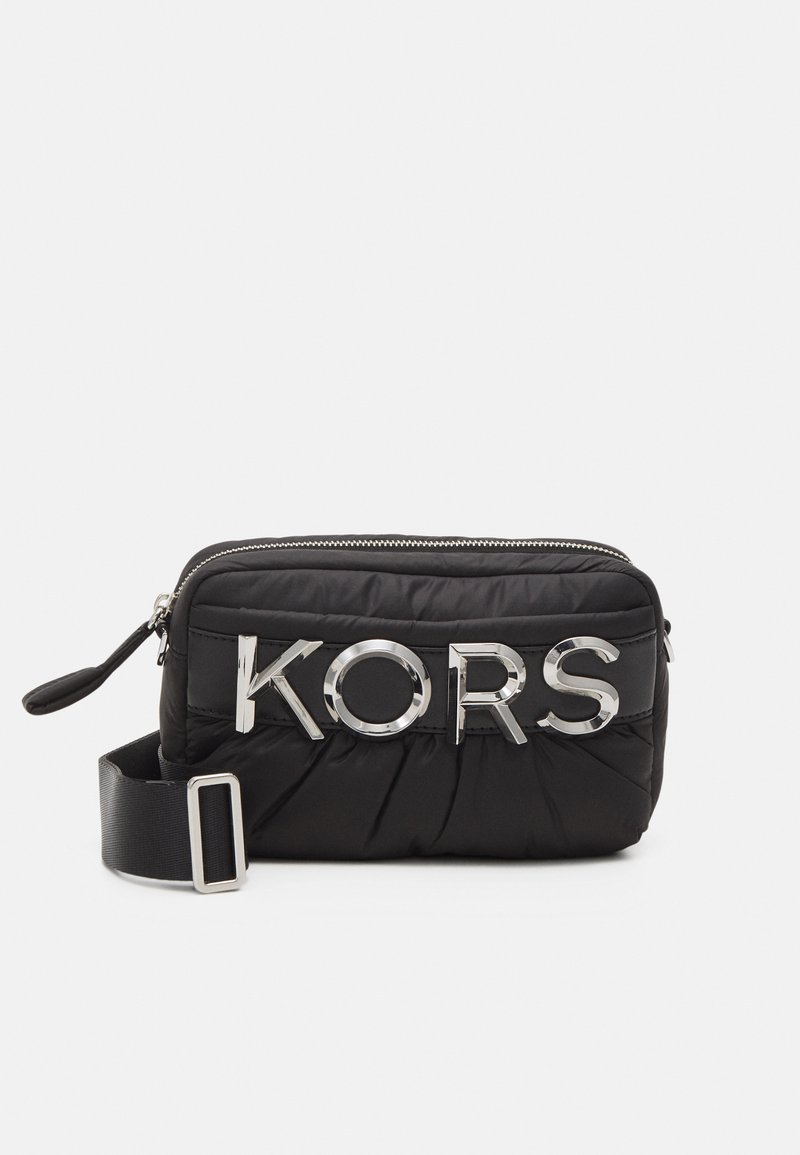 Borsa a tracolla in nylon trapuntato nera con logo argento. Presenta una chiusura con zip e una tracolla regolabile con un dettaglio in metallo.