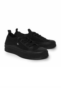 Sorte sneakers med en struktureret strik-overdel og gummisål. Har snørebåndsdesign og kontrastforskydte mellemsål for ekstra detaljer.