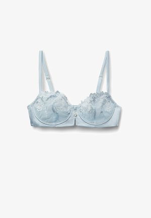 Sujetador con aros y encaje azul claro, con tirantes ajustables y un pequeño adorno decorativo en el centro delantero.