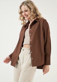 LELA LOOSE FIT - Button-down blouse - brown