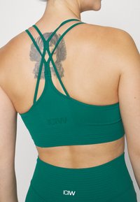 ICANIWILL DEFINE SEAMLESS BRA - Sujetadores deportivos con sujeción media - winter green