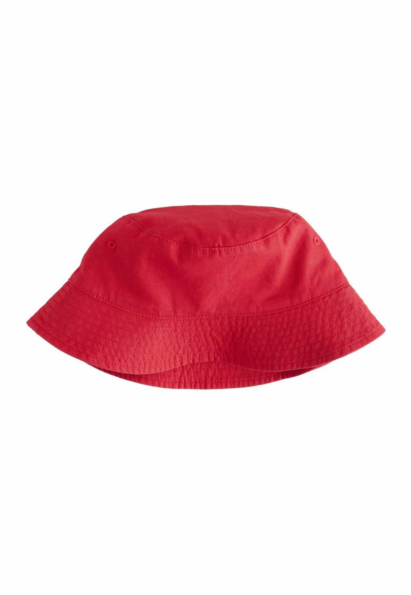 Rød bomulds-bucket hat med en bred, nedadgående skygge og en tekstureret stofoverflade. Designet er enkelt og uden dekoration.