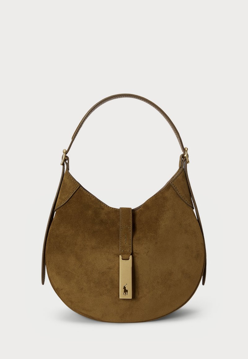 Zamjena torba od antilopa u tamnosmeđoj boji s zakrivljenom siluetom. Ima ručku na vrhu i metalni logo naglasak na prednjem zatvaranju.