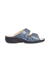 Infradito in pelle blu con motivo texturizzato, design con punta aperta e suola in gomma nera. Presenta due sezioni ritagliate sulla parte superiore.